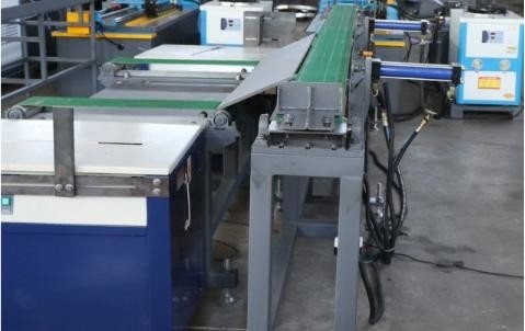 Εμπειρογνωμοσύνη σχεδιασμένο Eaves Flashing ρολό σχηματισμού Μηχανή για τη βέλτιστη παραγωγή σταγόνα άκρη